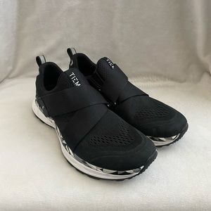 TIEM Slipstream Black Geometric Cycling Shoe with Cleats- Excellent Condition